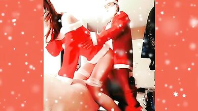 国产比女人还美的CD安德装扮成可爱的小麋鹿被圣诞老人抱着大长腿狠干